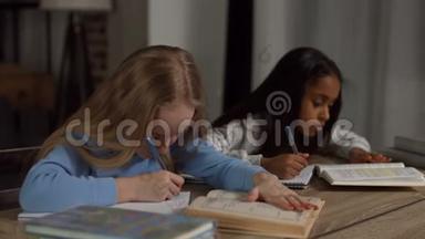 两个不同的茶座女孩在家做作业